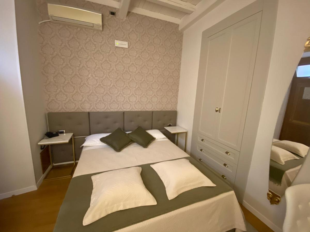Condotti Rooms Рим Екстериор снимка