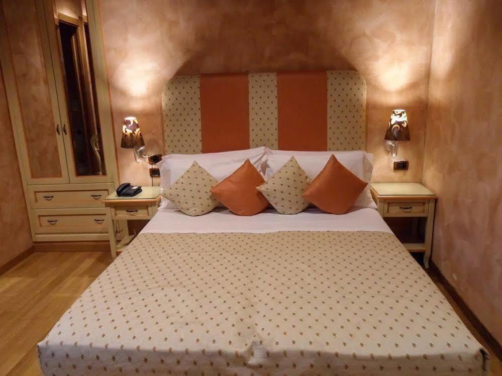 Condotti Rooms Рим Екстериор снимка