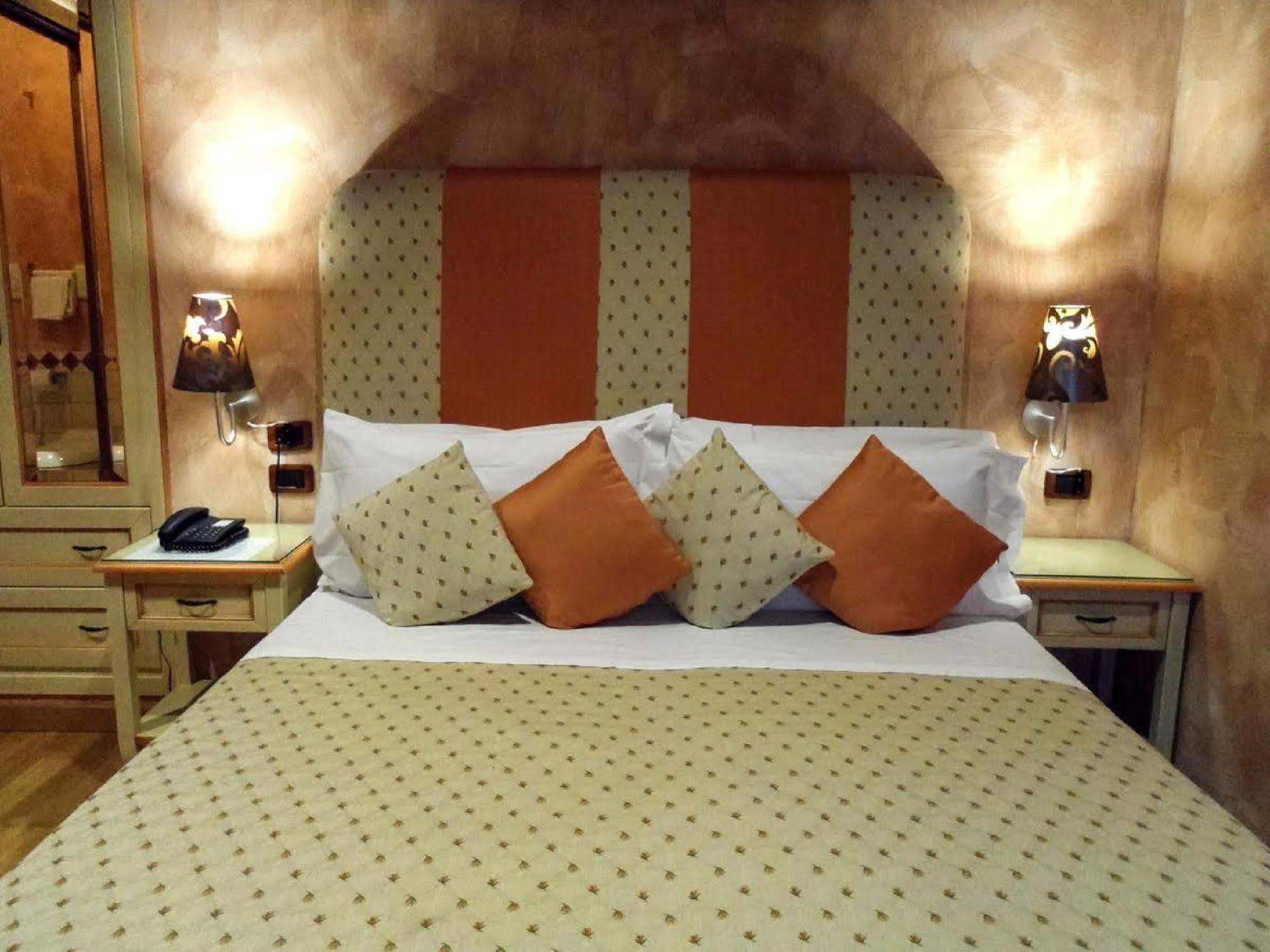 Condotti Rooms Рим Екстериор снимка