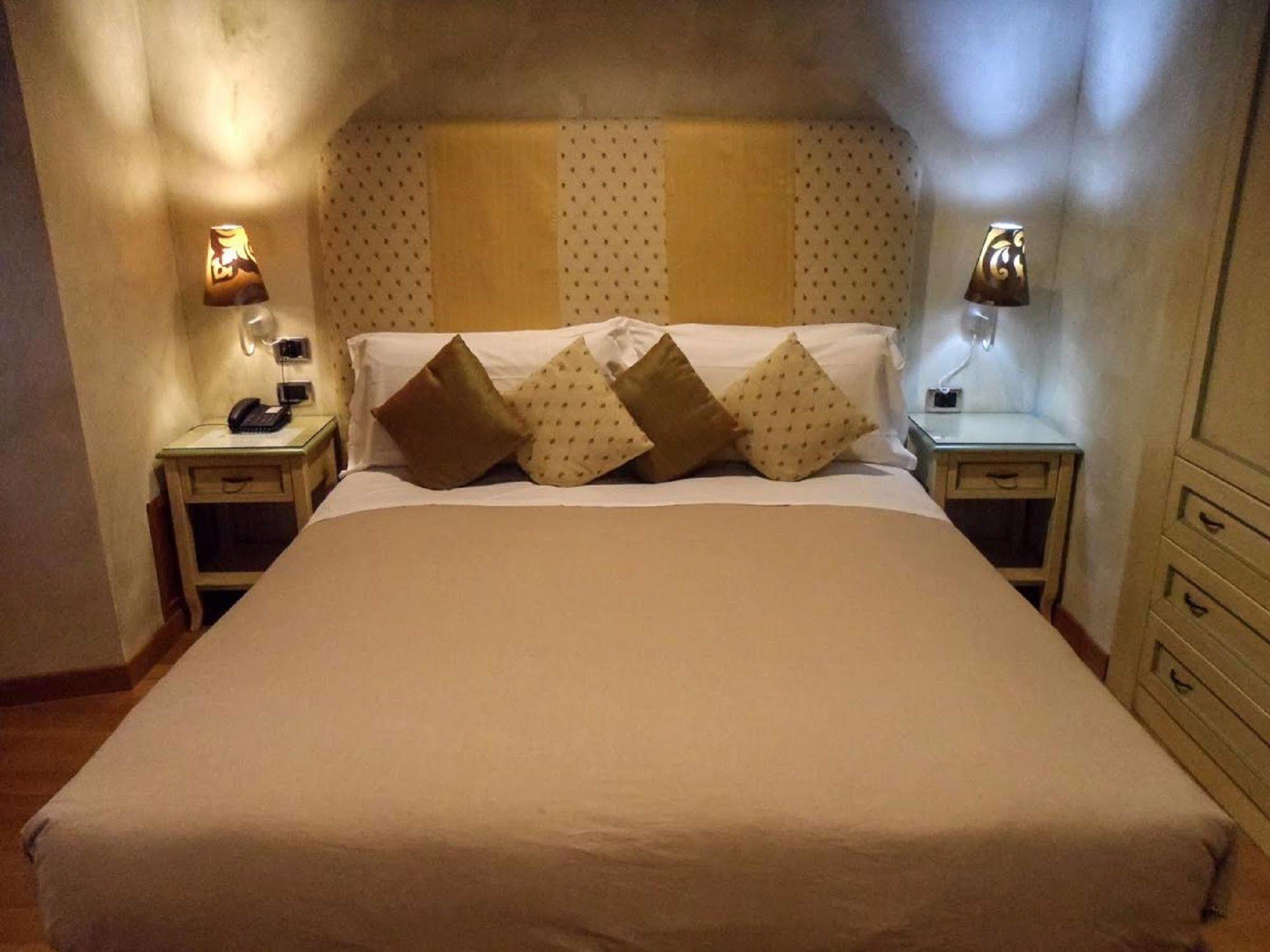 Condotti Rooms Рим Екстериор снимка