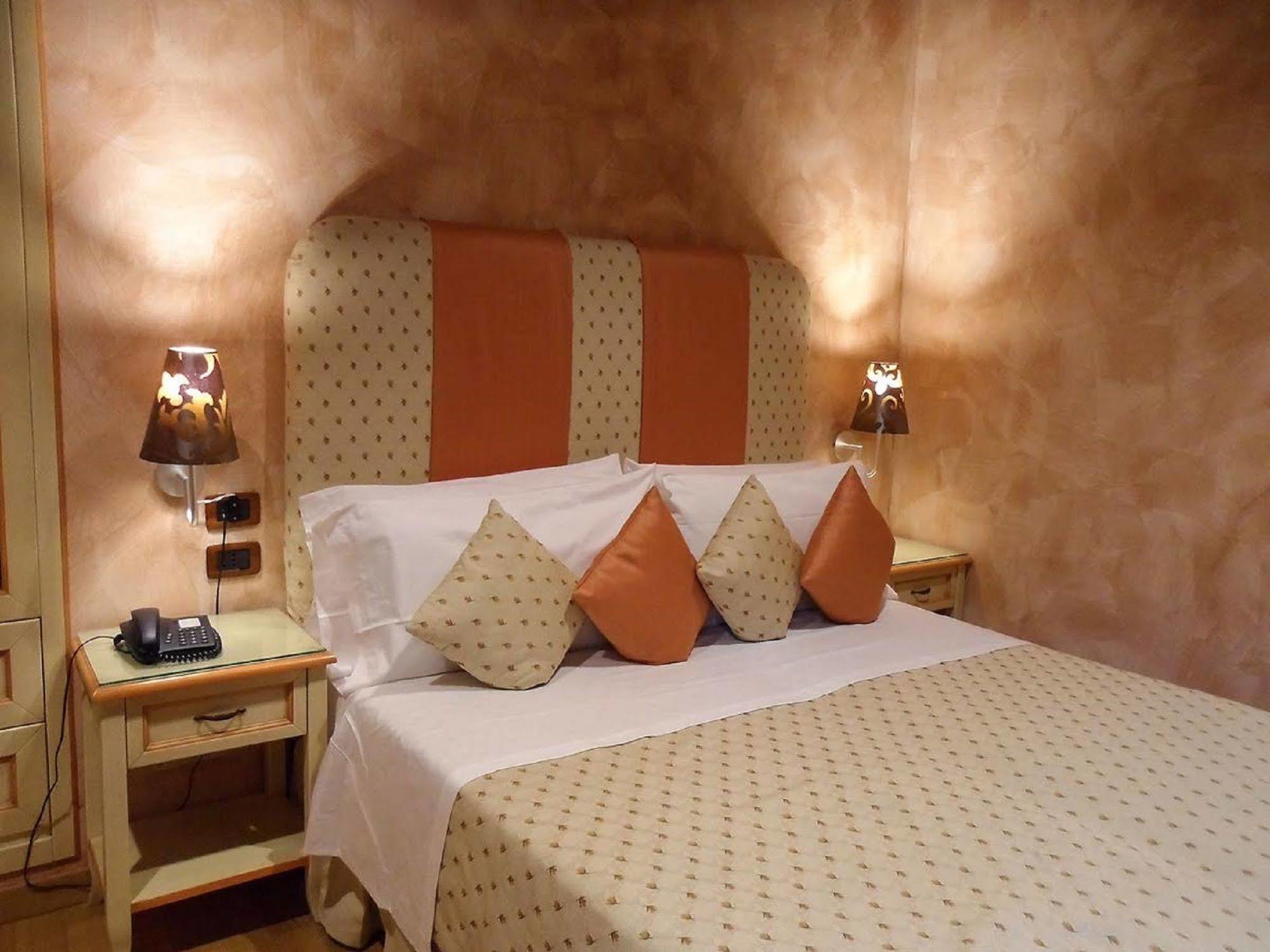 Condotti Rooms Рим Екстериор снимка