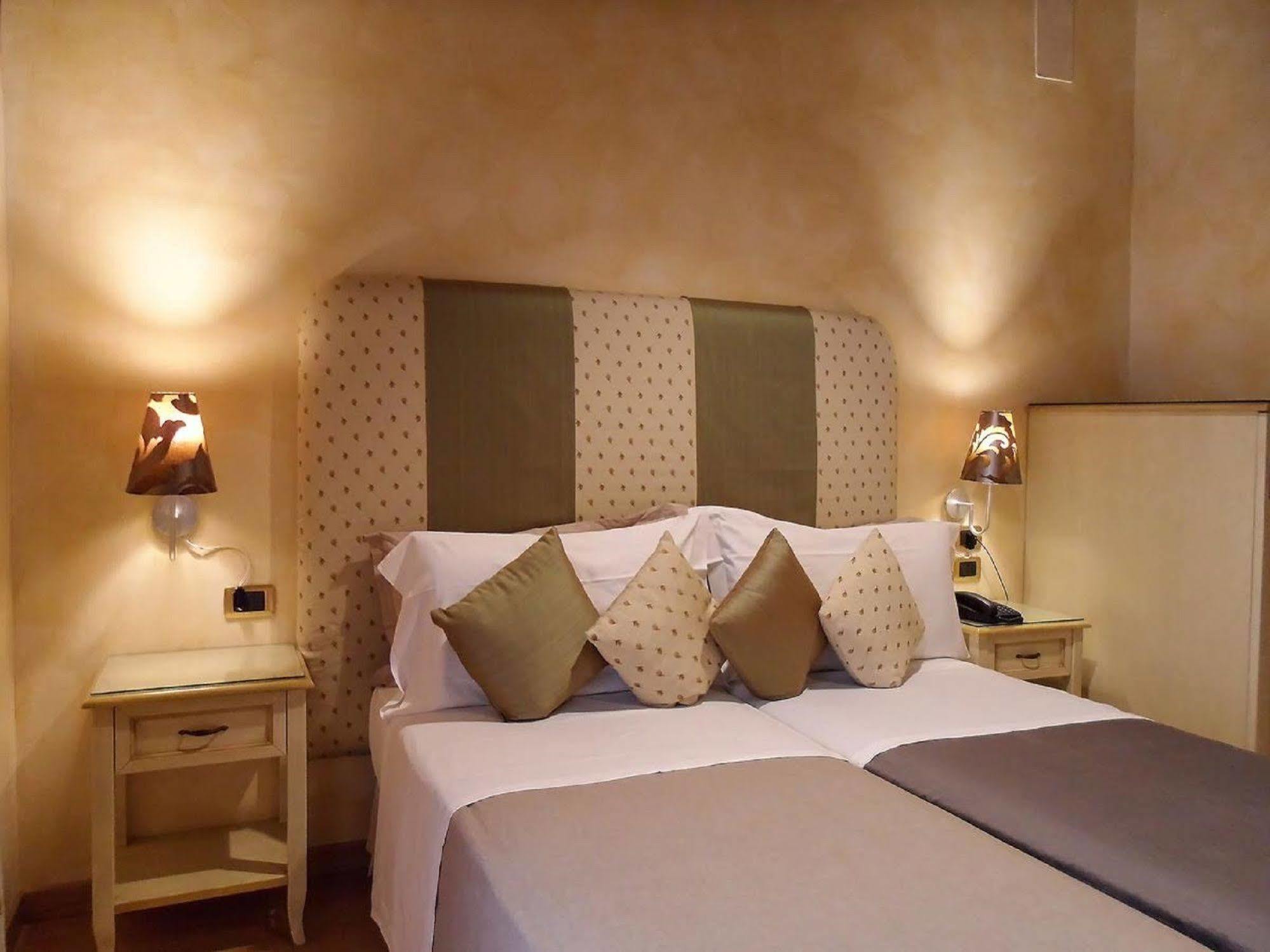 Condotti Rooms Рим Екстериор снимка
