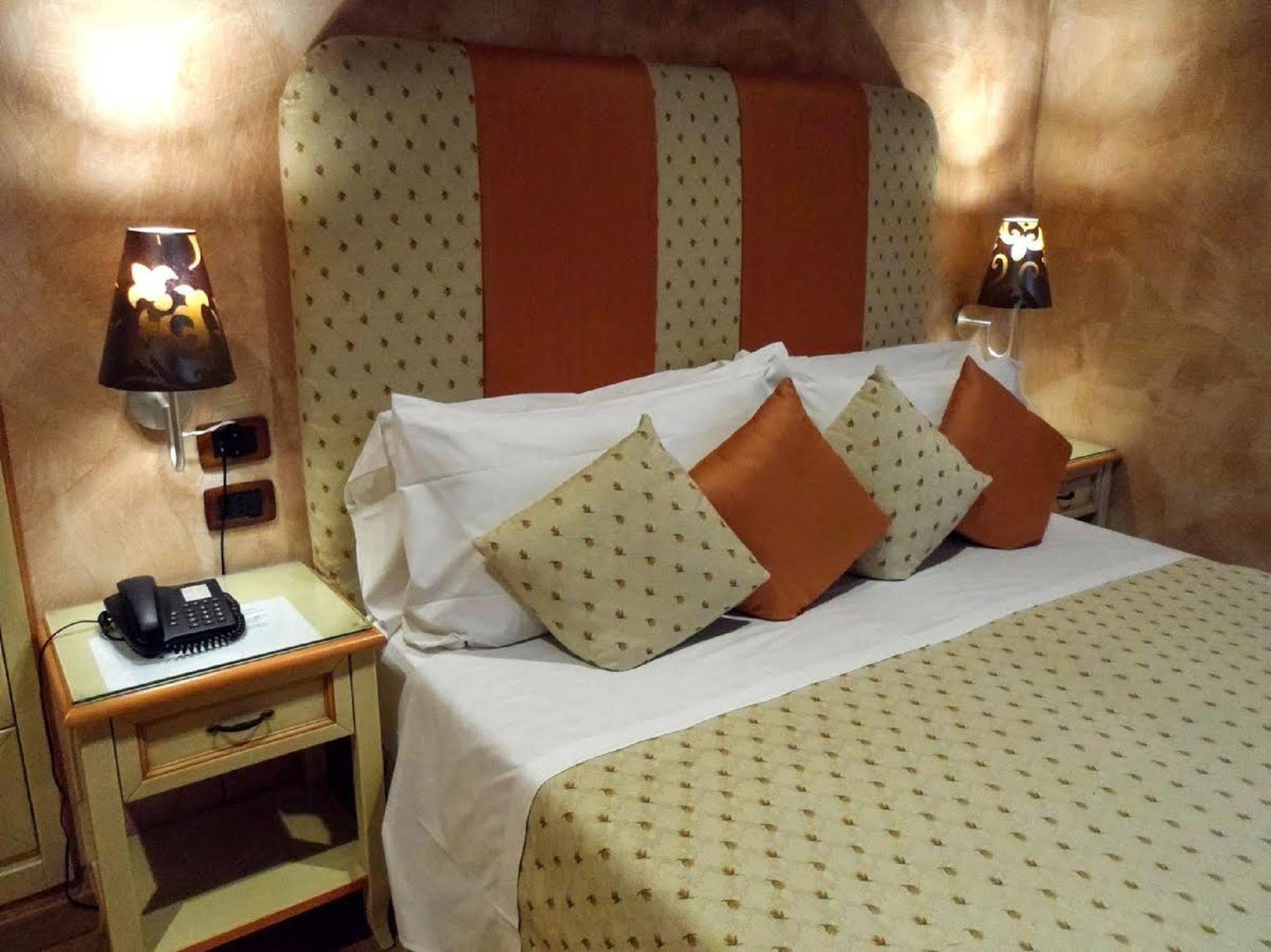 Condotti Rooms Рим Екстериор снимка