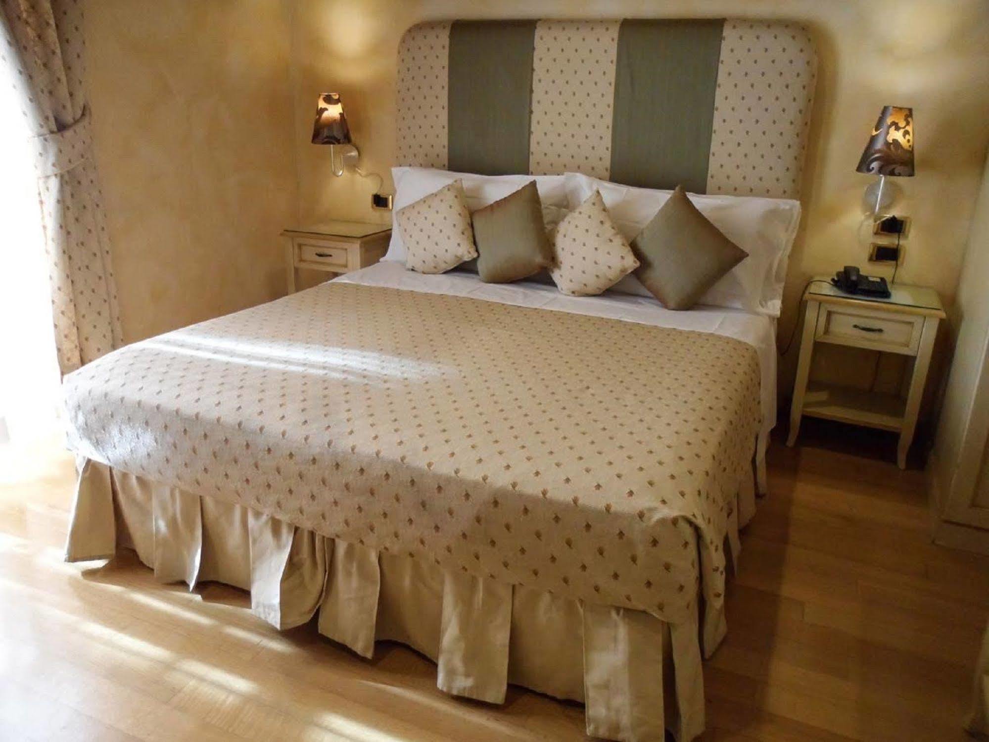 Condotti Rooms Рим Екстериор снимка