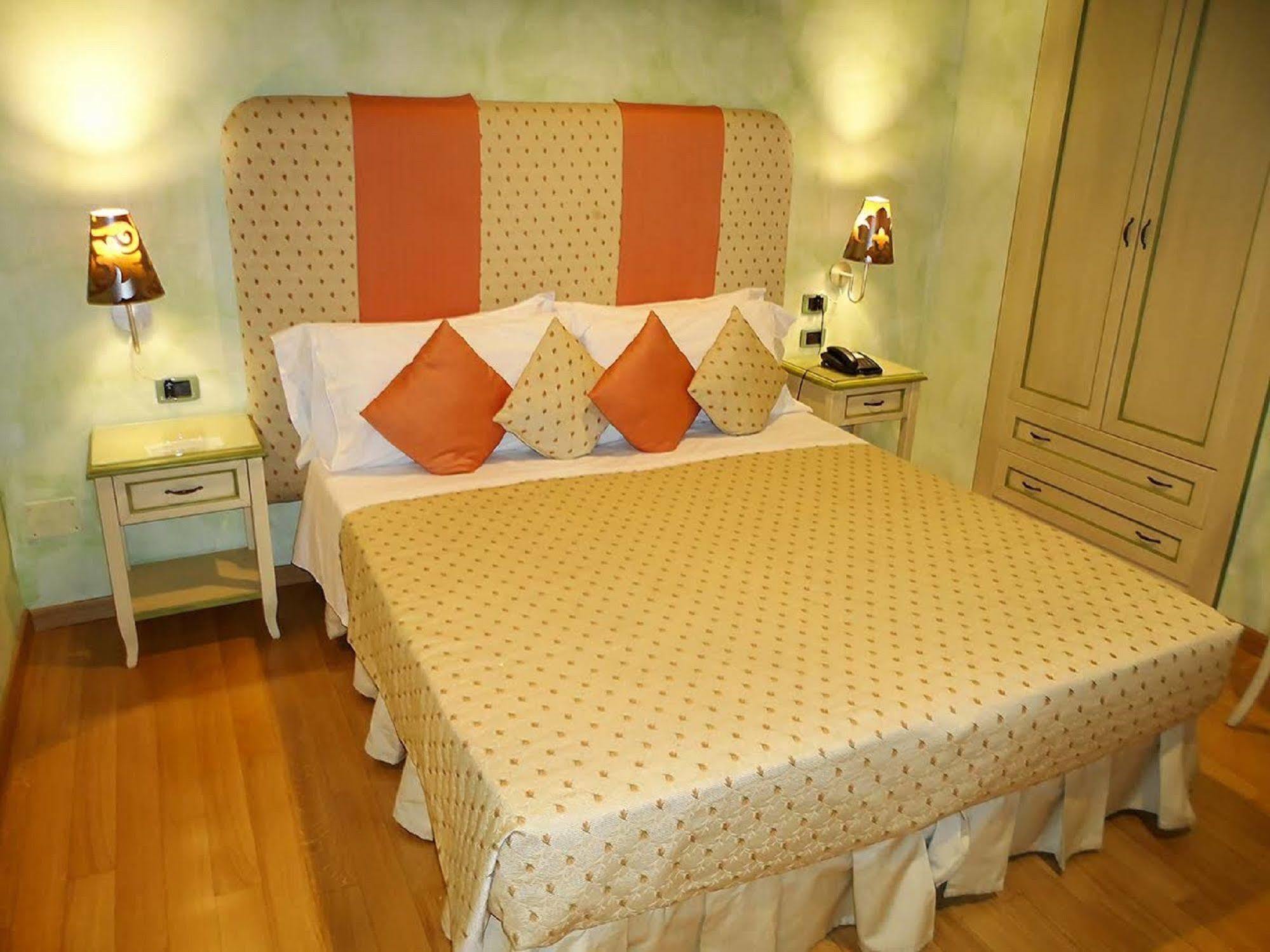 Condotti Rooms Рим Екстериор снимка